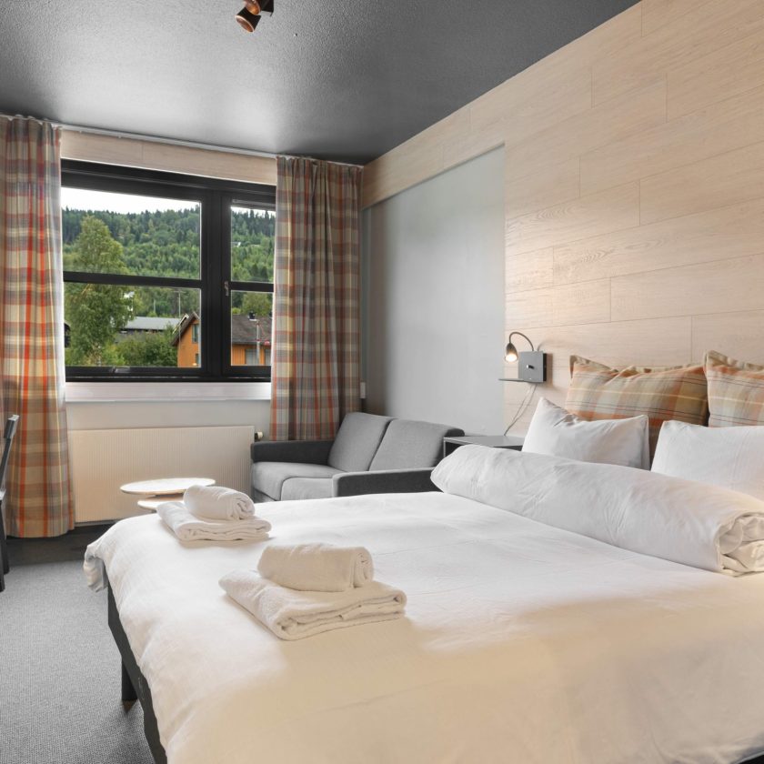 Senger sett mot vinduer.