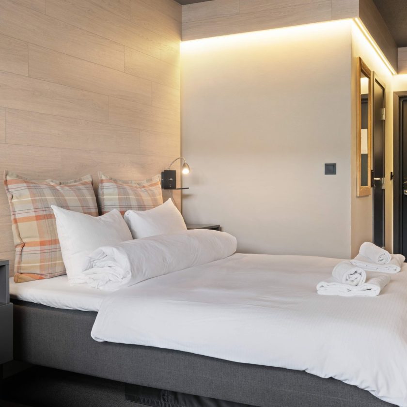 Senger sett mot inngangsd&oslash;r.